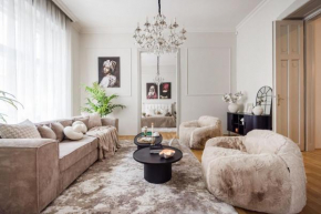 Timeless Elegant Apartment by Opera House